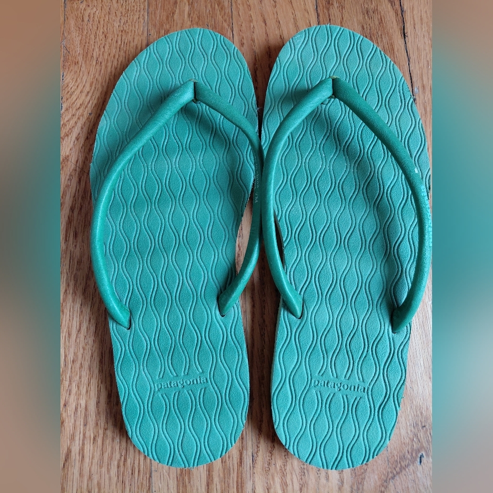 Patagonia flip flops Size 7 Green Retro